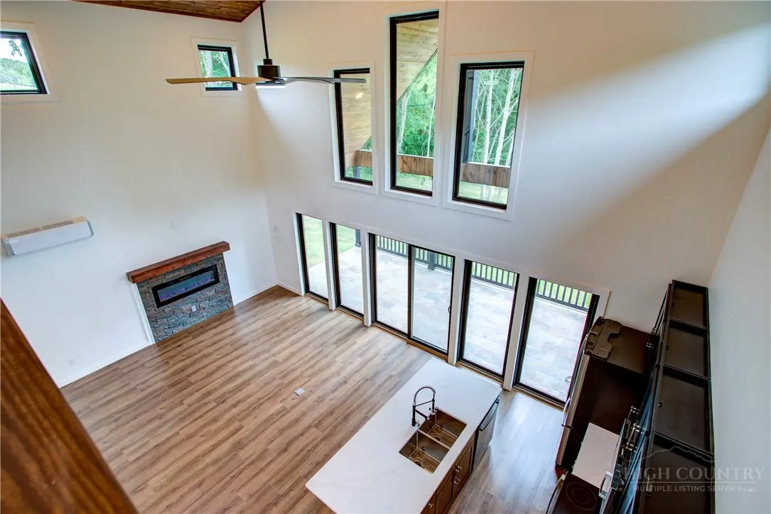 Image number 18 for the current listing