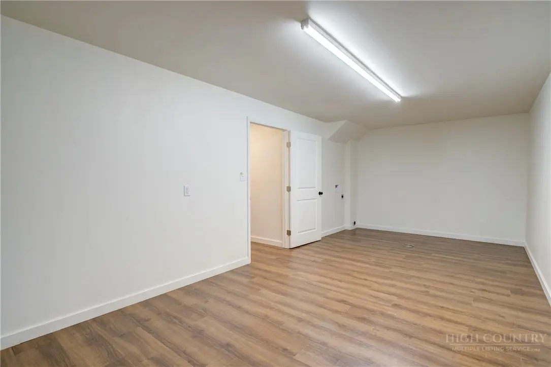 Image number 17 for the current listing