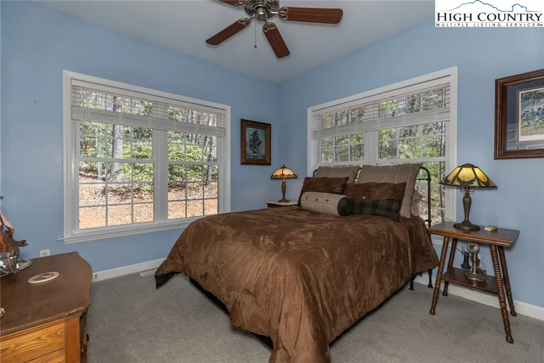Image number 11 for the current listing