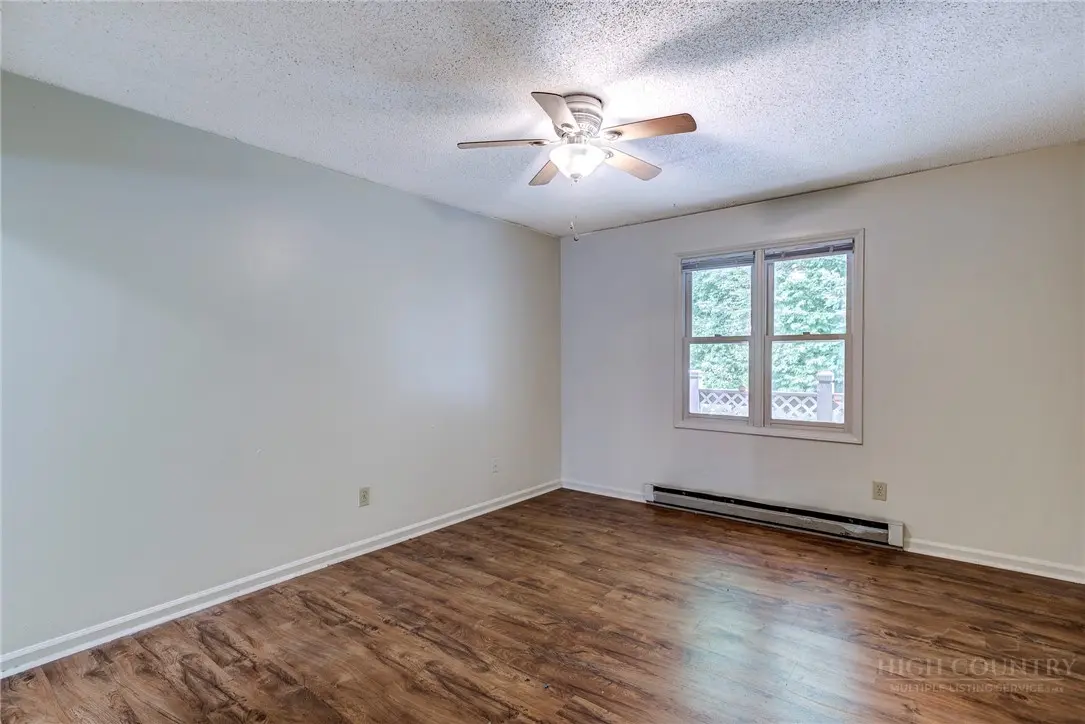 Image number 18 for the current listing