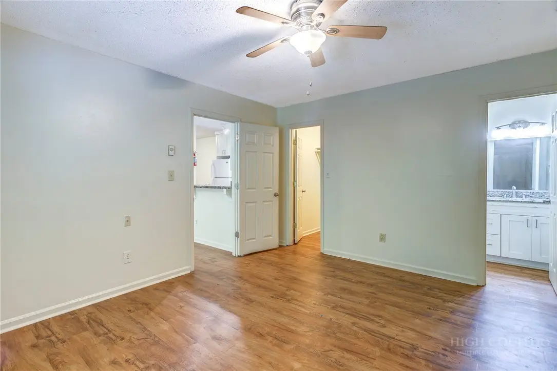 Image number 2 for the current listing