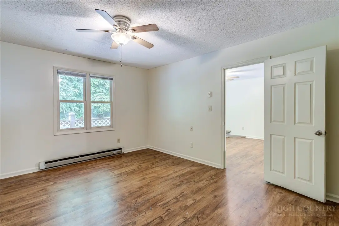 Image number 15 for the current listing