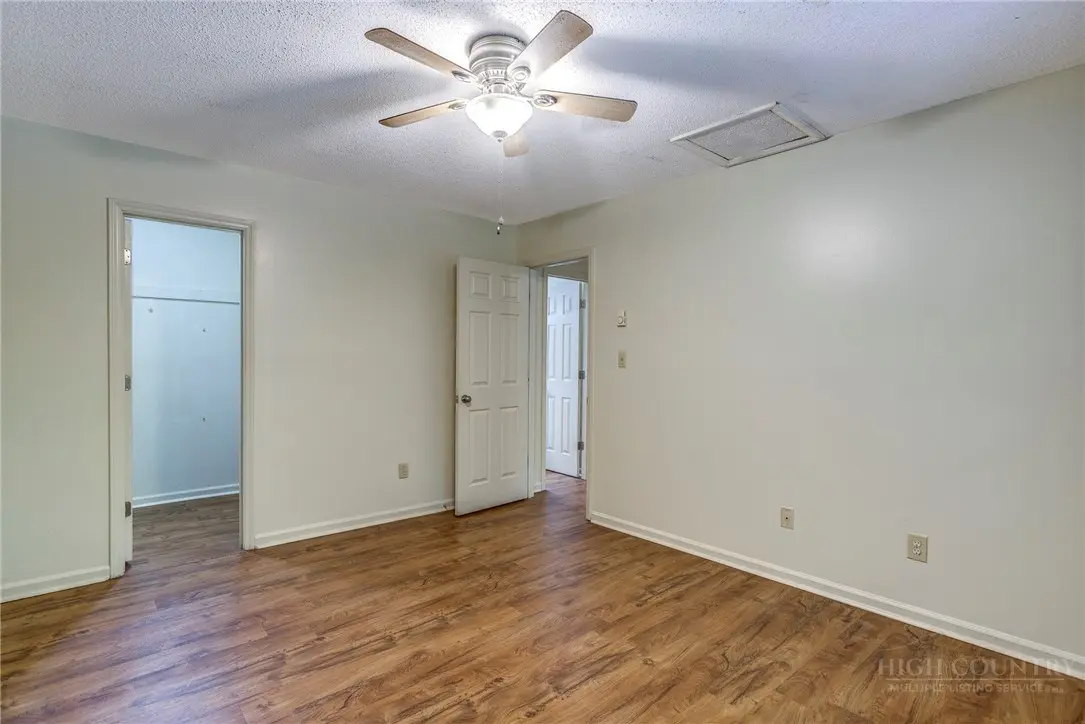 Image number 14 for the current listing