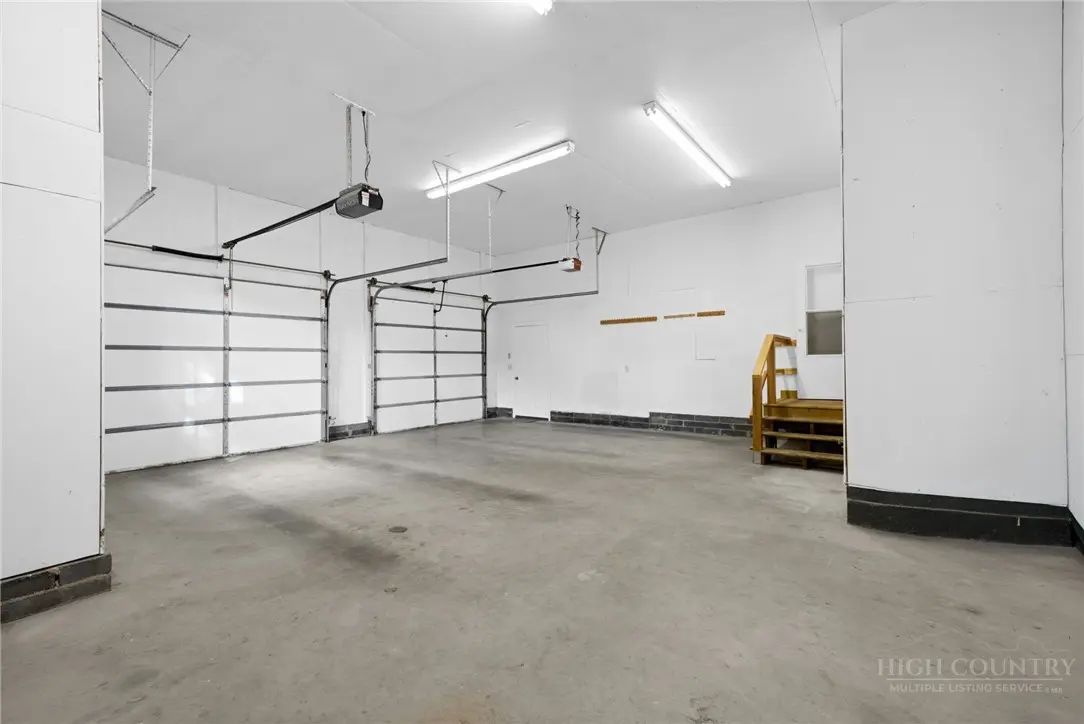 Image number 13 for the current listing
