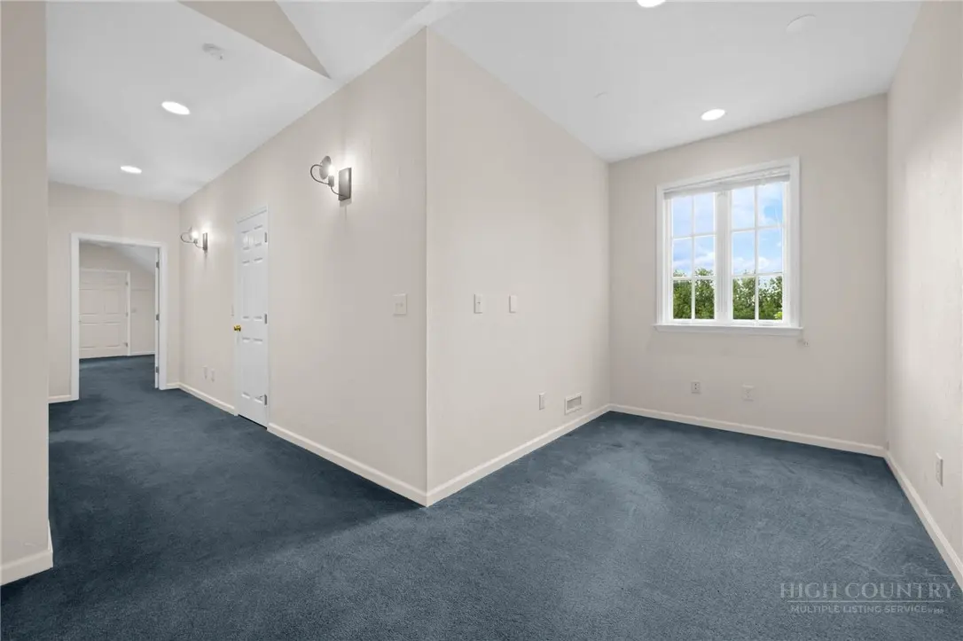 Image number 15 for the current listing