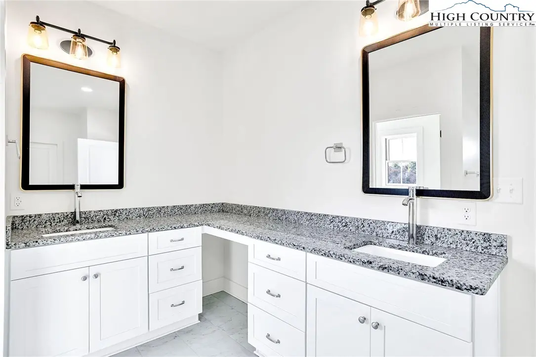 Image number 5 for the current listing