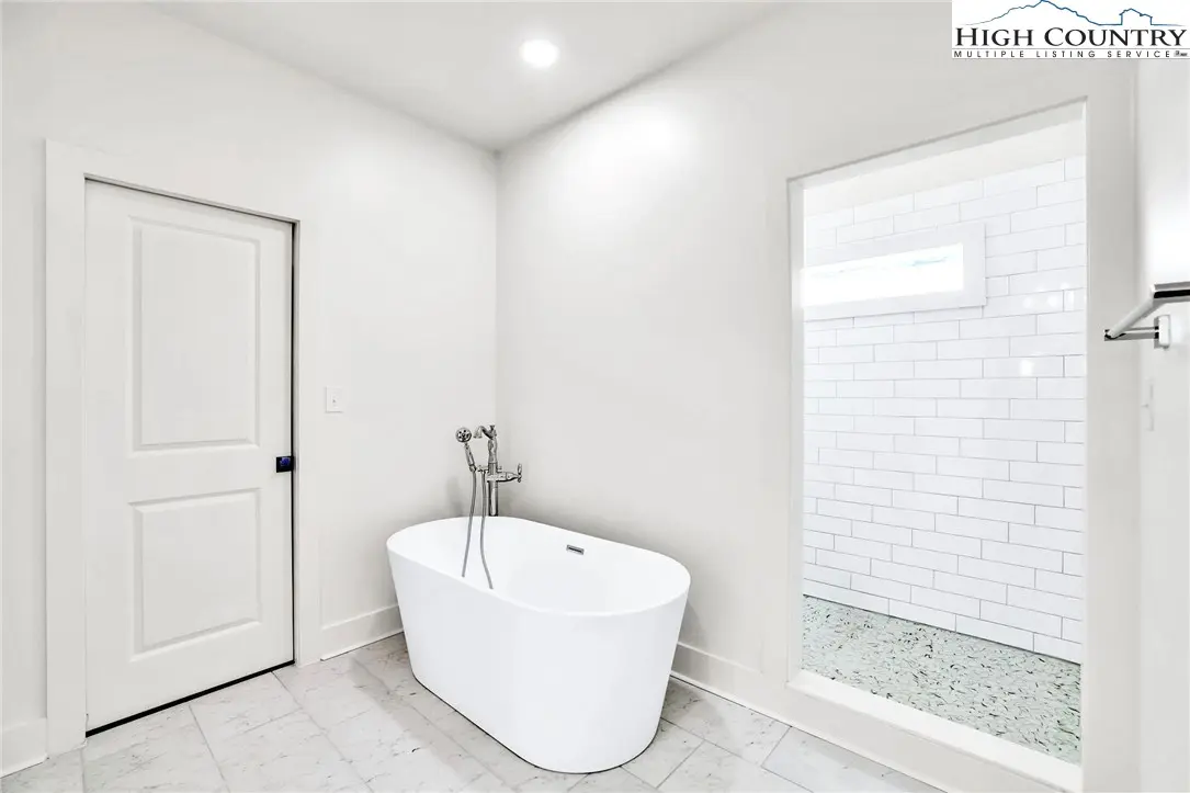 Image number 7 for the current listing