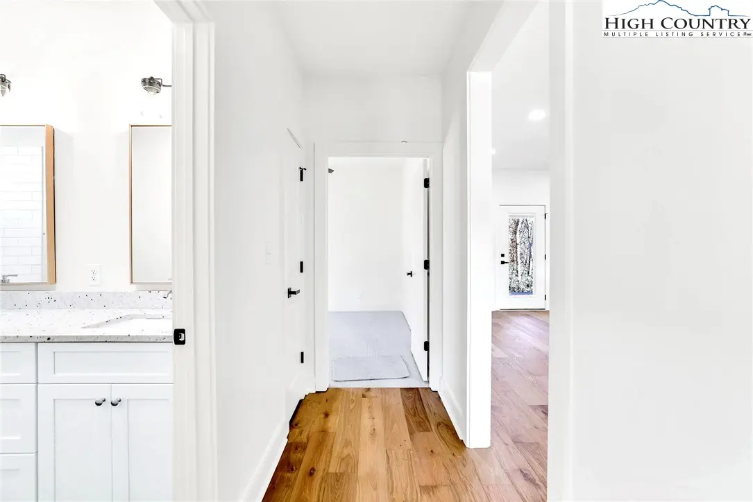 Image number 2 for the current listing