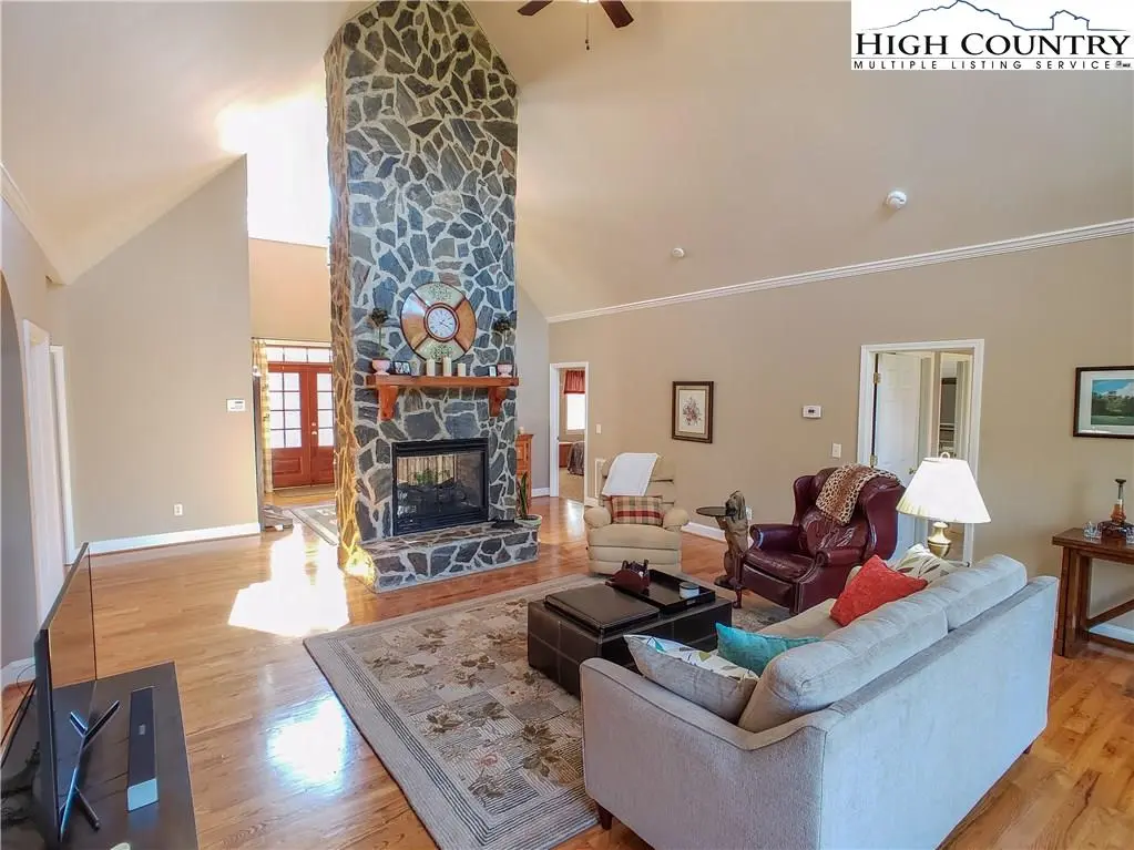 Image number 8 for the current listing