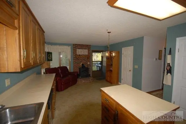 Image number 11 for the current listing