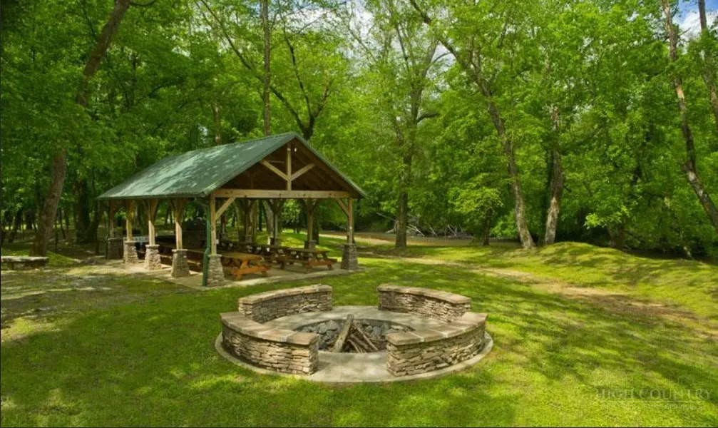 Image number 14 for the current listing