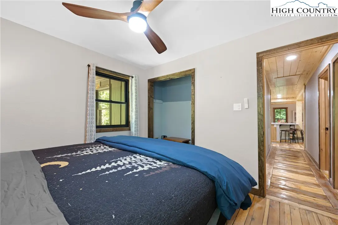 Image number 4 for the current listing