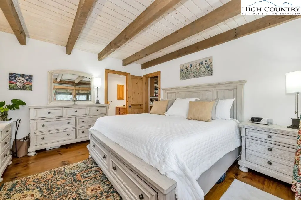 Image number 8 for the current listing