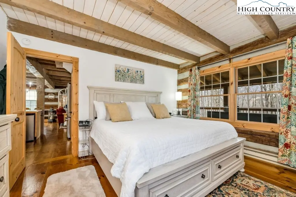 Image number 11 for the current listing