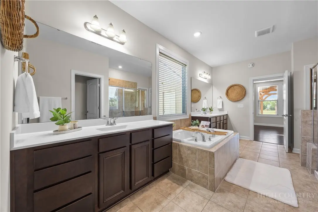 Image number 3 for the current listing
