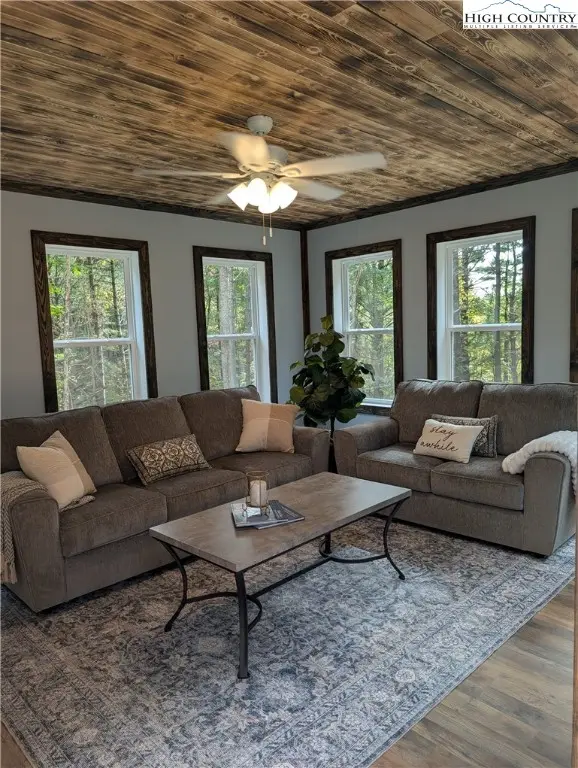 Image number 14 for the current listing