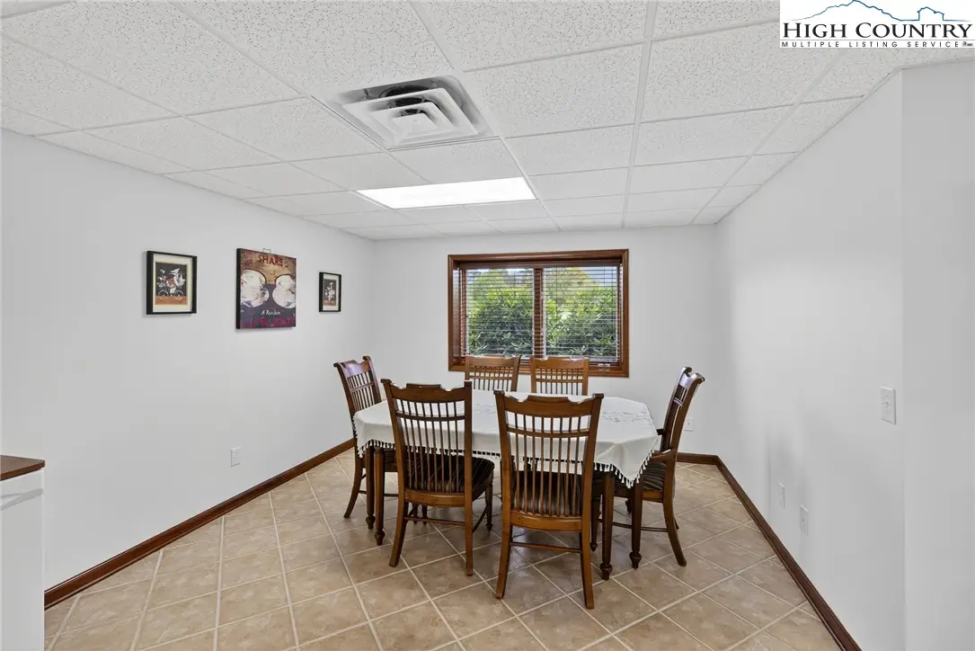Image number 19 for the current listing