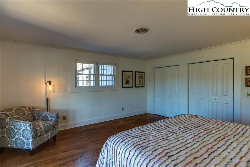 Image number 4 for the current listing