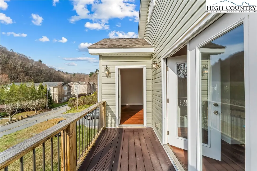 Image number 5 for the current listing