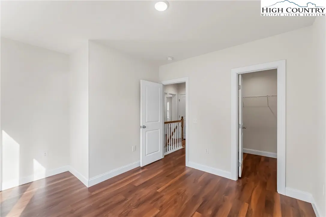 Image number 4 for the current listing
