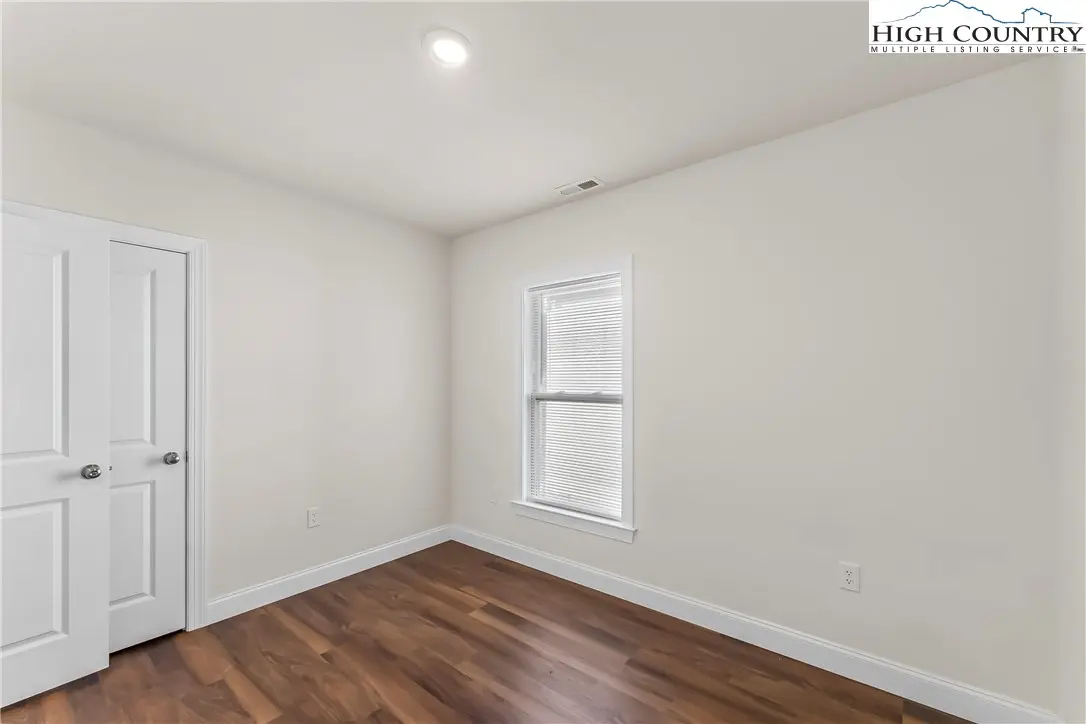 Image number 9 for the current listing