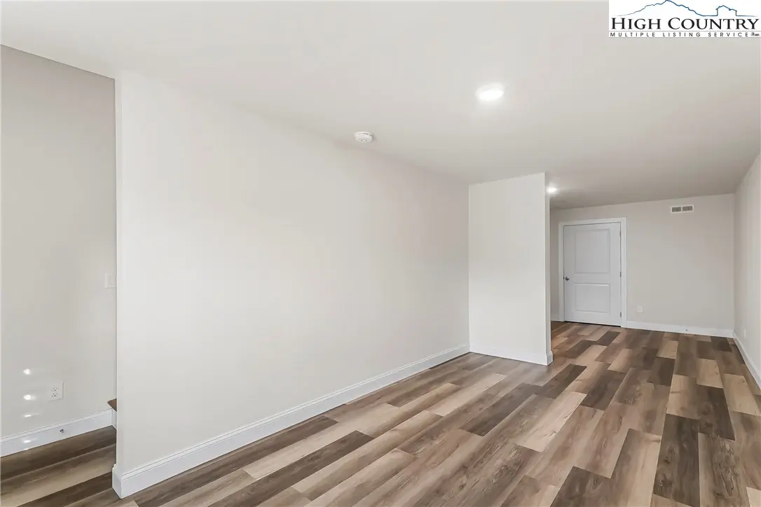 Image number 14 for the current listing