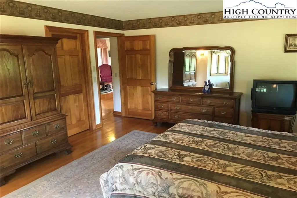 Image number 16 for the current listing