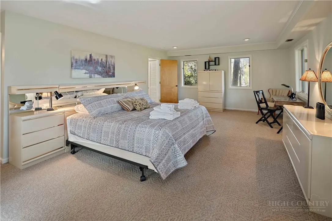 Image number 9 for the current listing