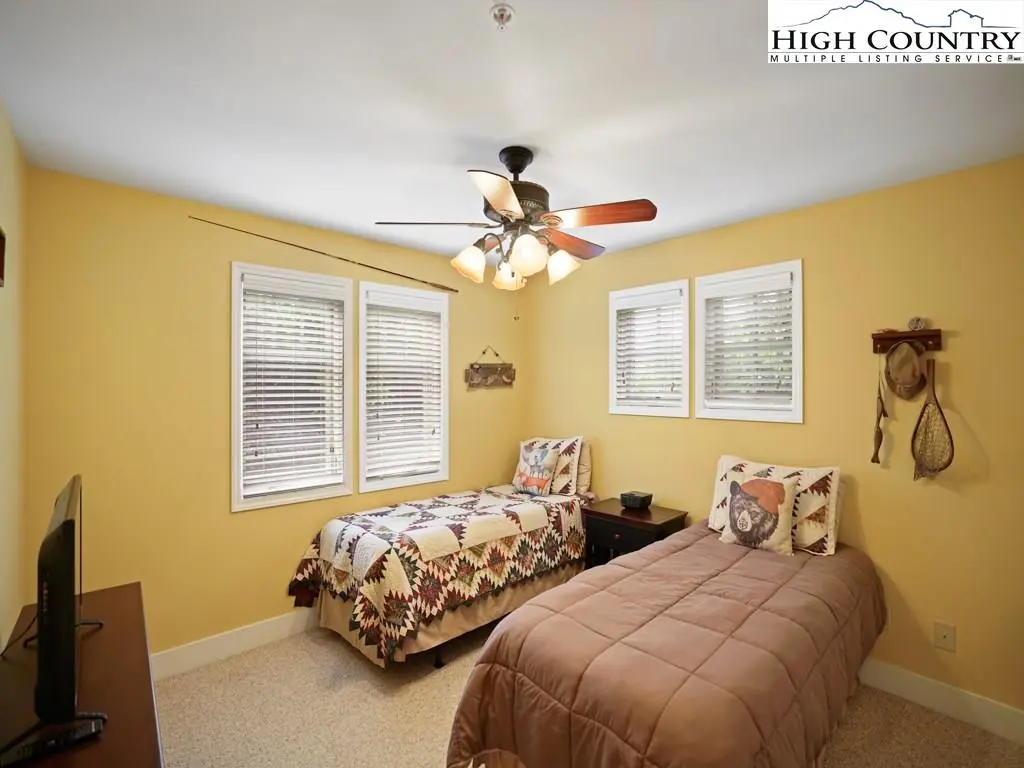 Image number 4 for the current listing