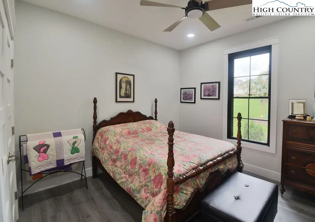 Image number 1 for the current listing
