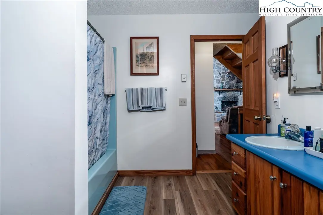 Image number 3 for the current listing