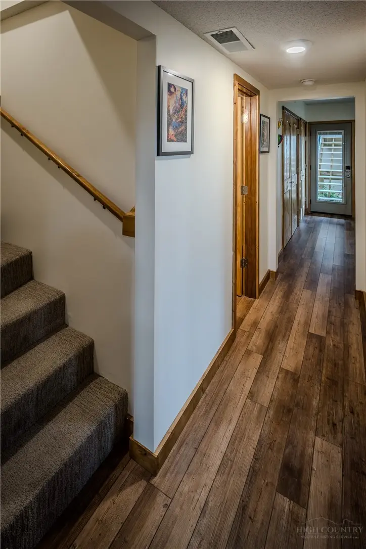 Image number 9 for the current listing