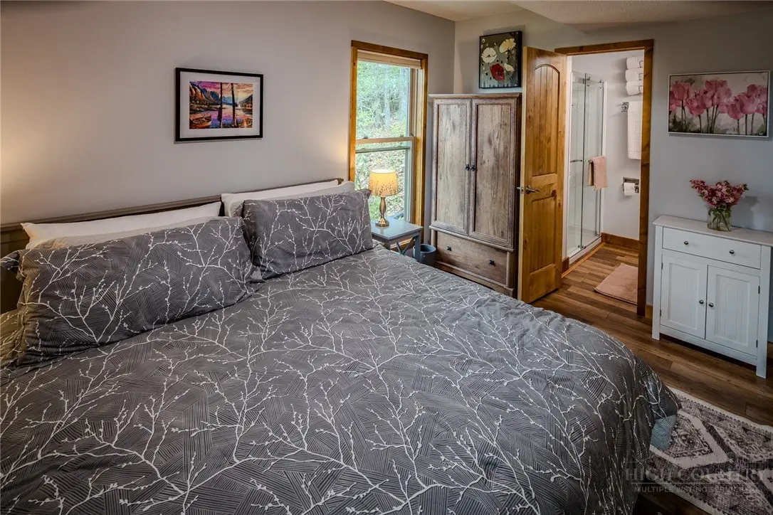 Image number 11 for the current listing