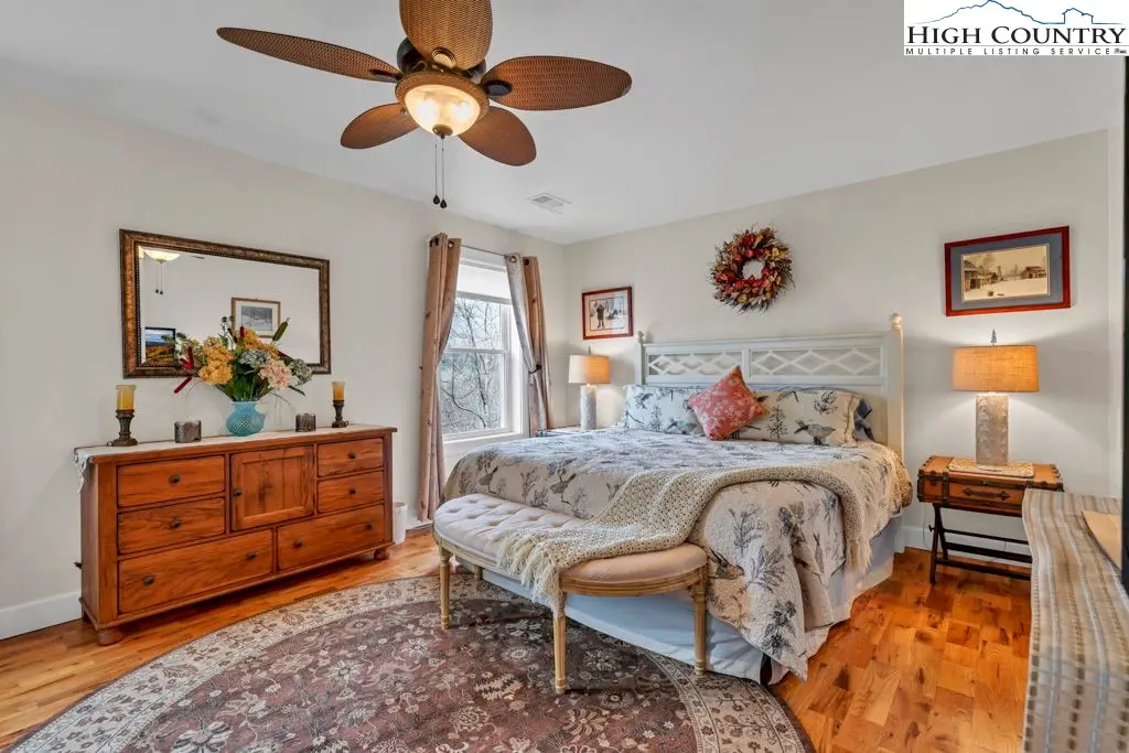 Image number 5 for the current listing