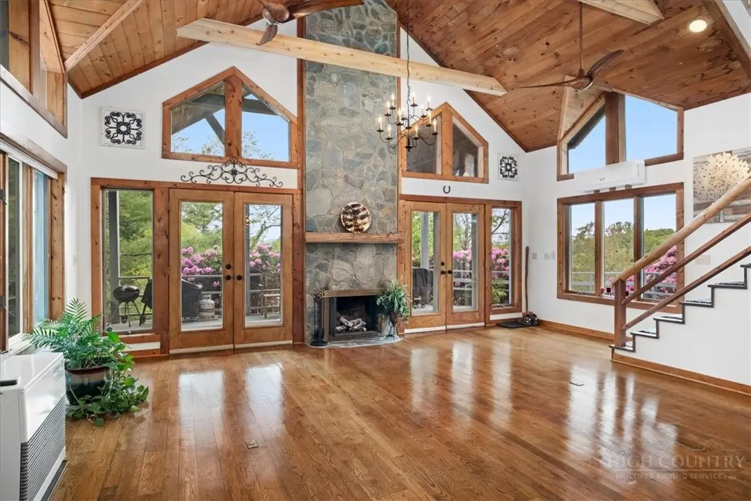 Image number 1 for the current listing