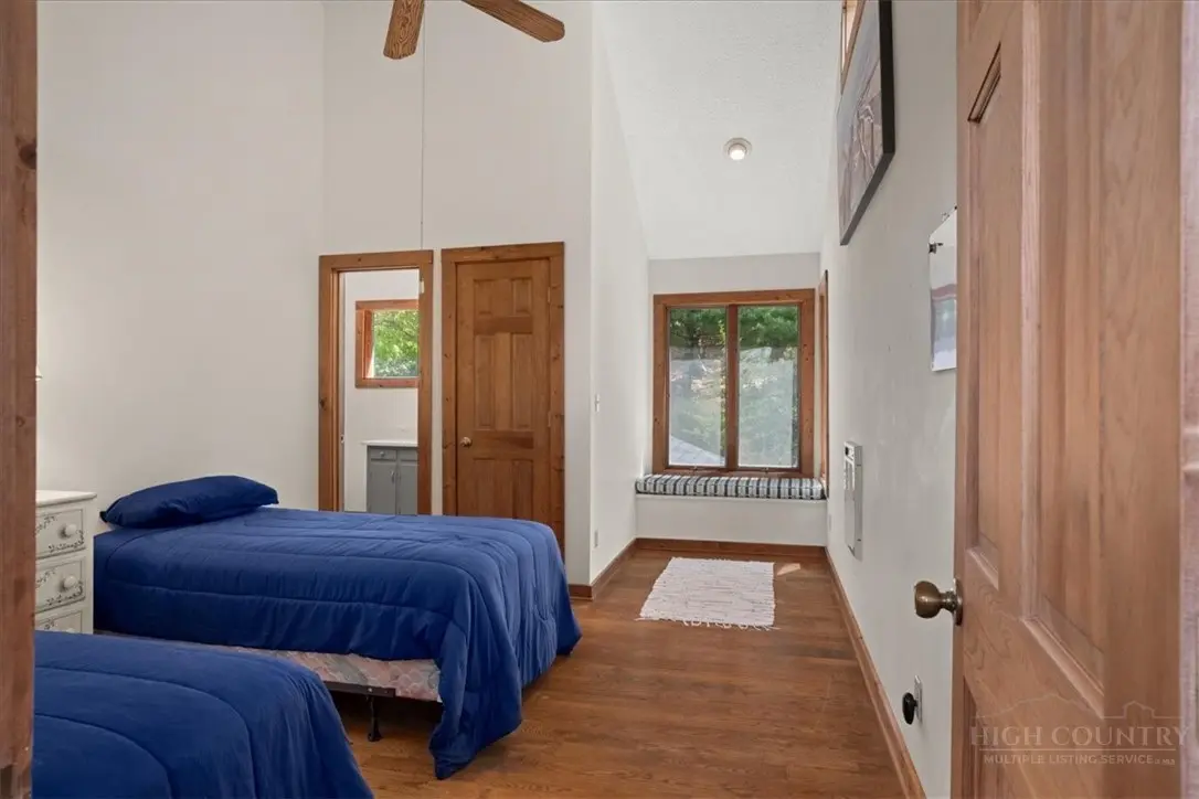 Image number 7 for the current listing