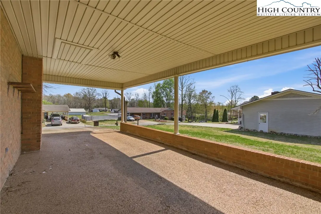 Image number 16 for the current listing