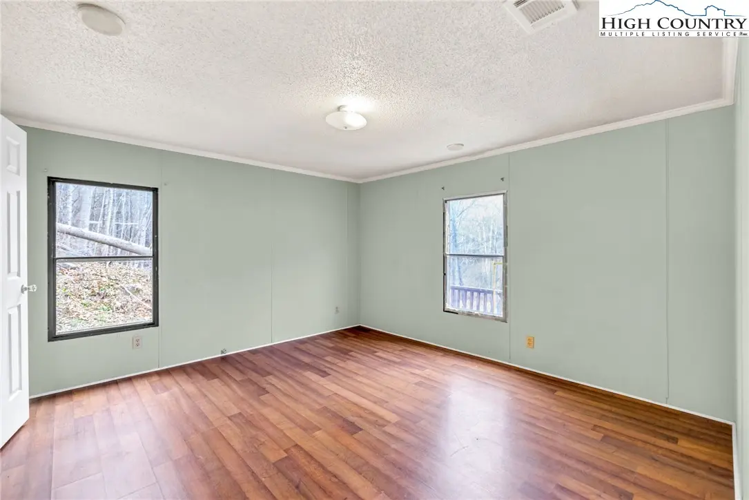 Image number 14 for the current listing