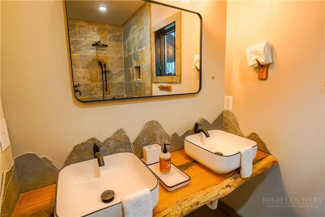 Image number 6 for the current listing