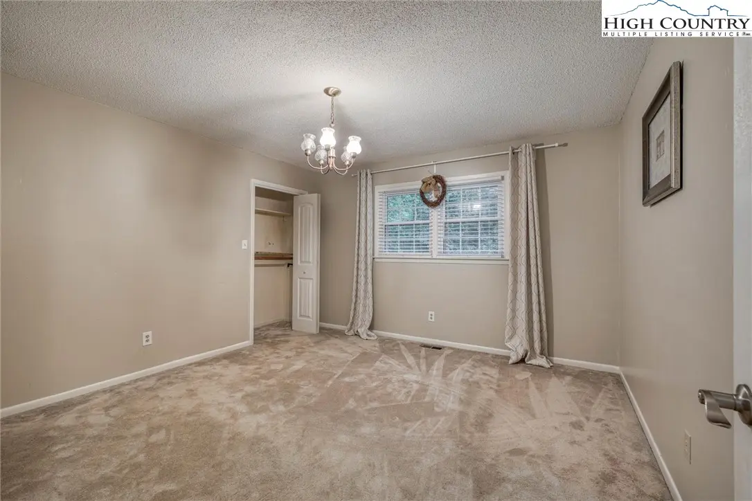 Image number 14 for the current listing