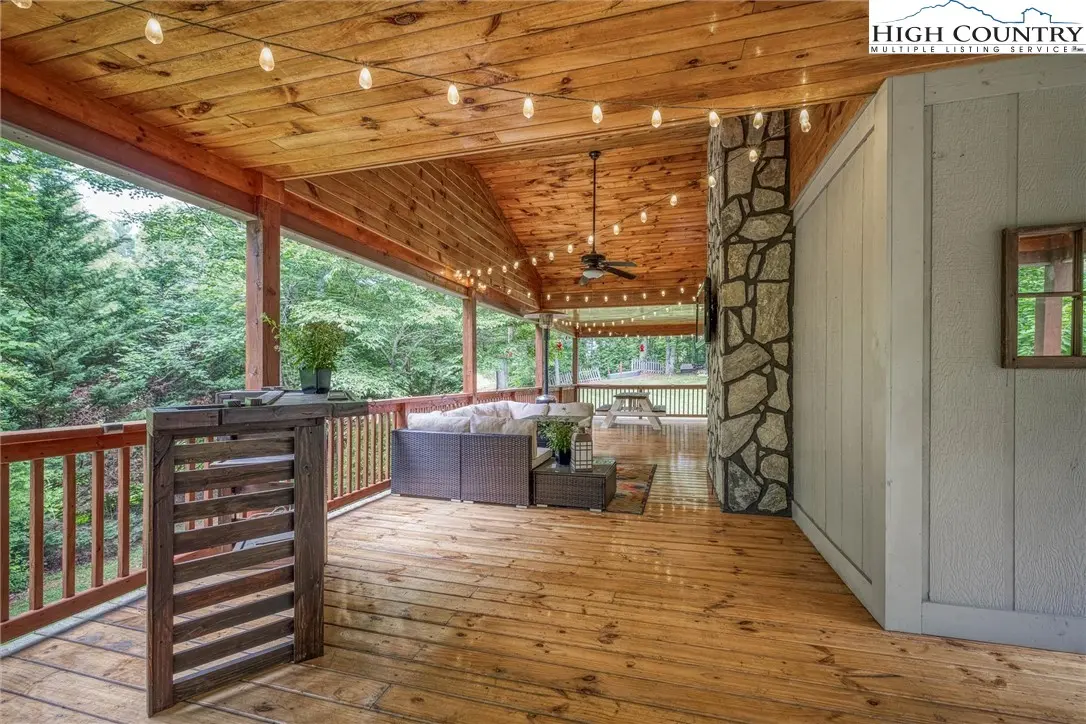Image number 20 for the current listing