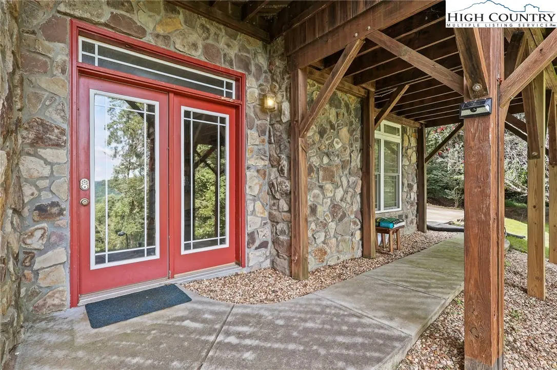 Image number 17 for the current listing