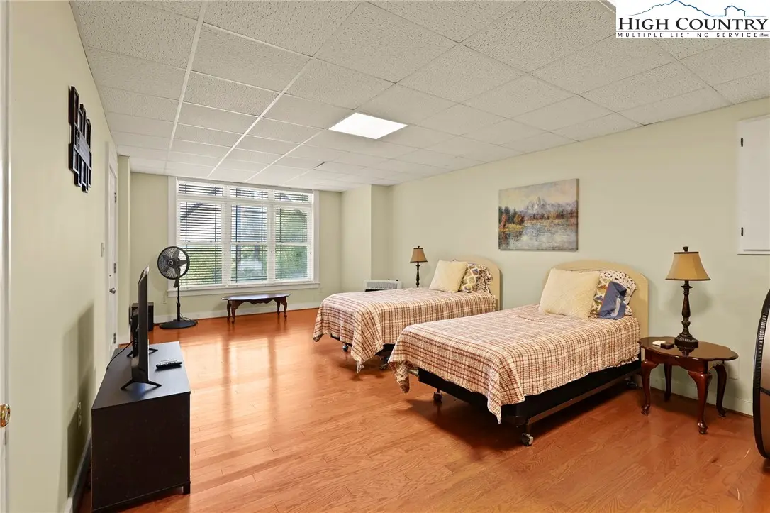 Image number 7 for the current listing