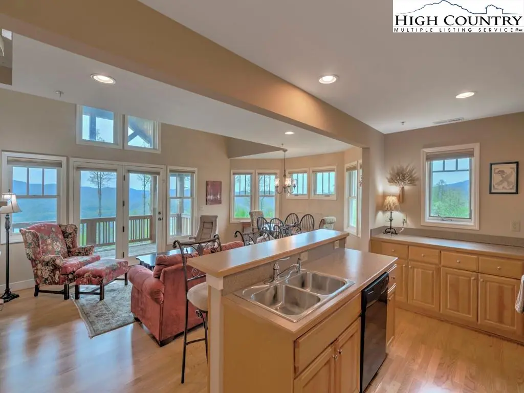 Image number 4 for the current listing
