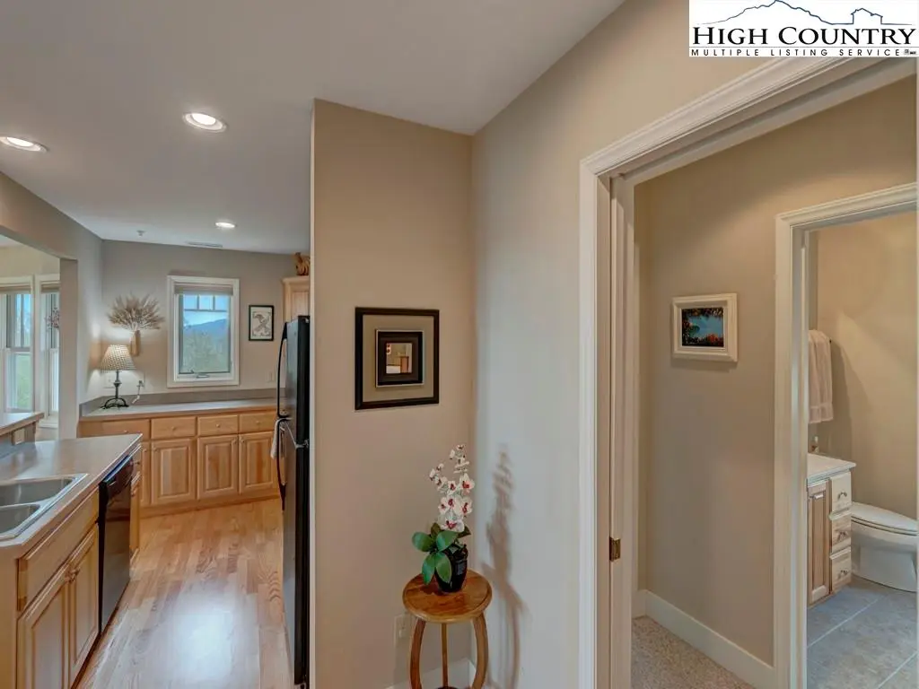 Image number 8 for the current listing