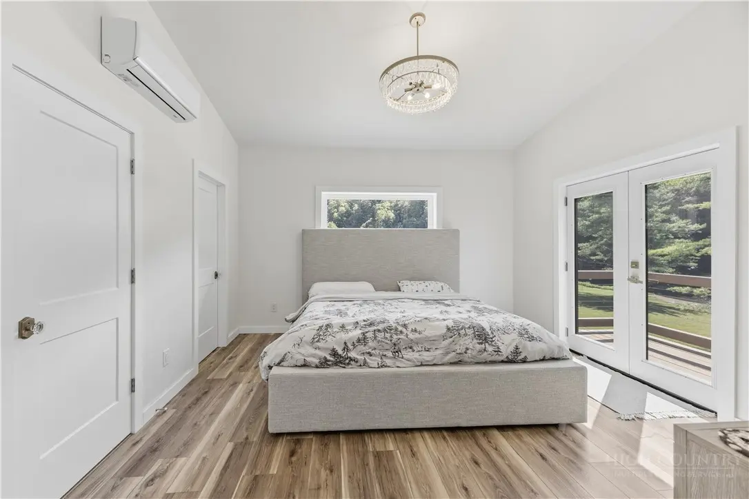 Image number 5 for the current listing