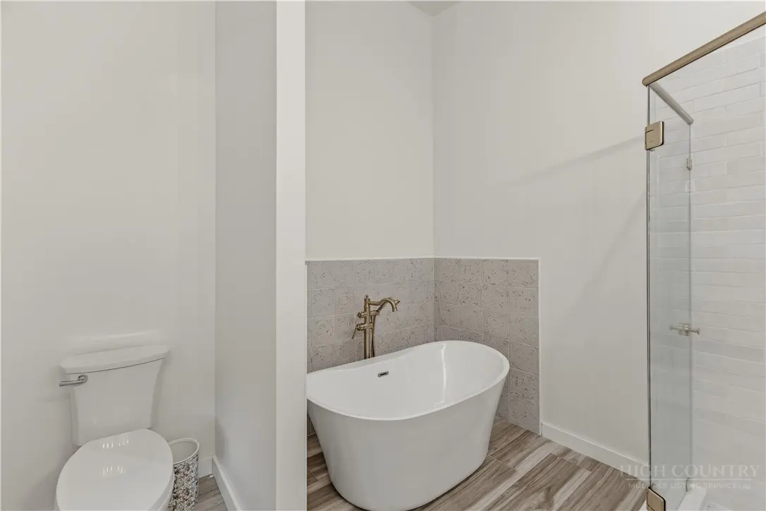 Image number 9 for the current listing