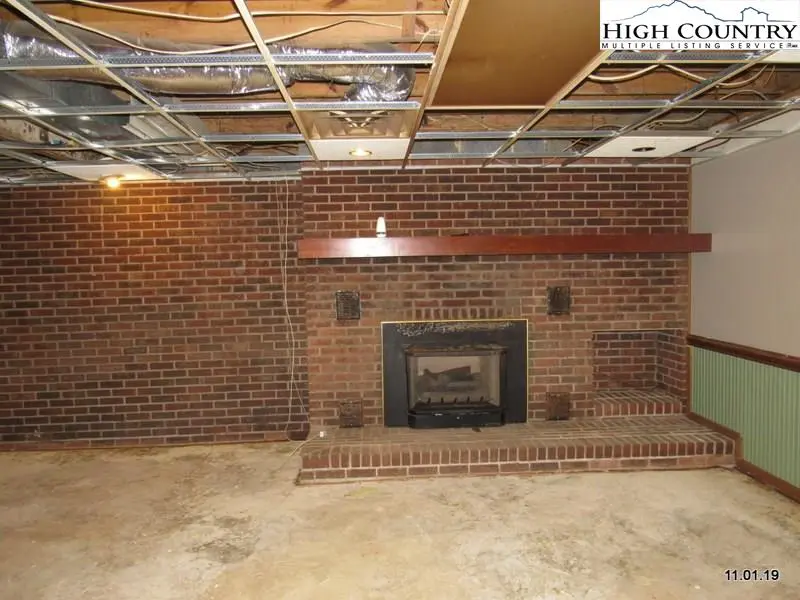 Image number 9 for the current listing