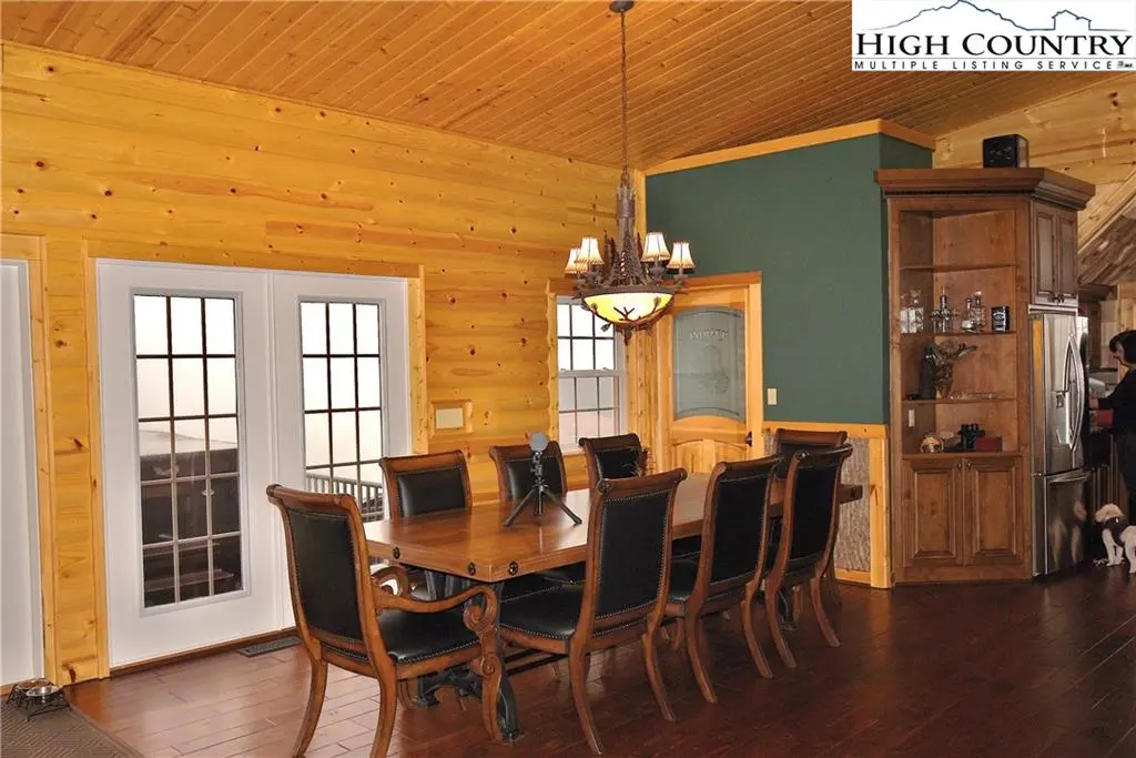 Image number 14 for the current listing