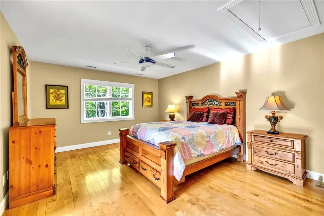 Image number 9 for the current listing